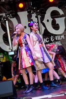 左から鈴木真梨耶、小鷹狩百花。