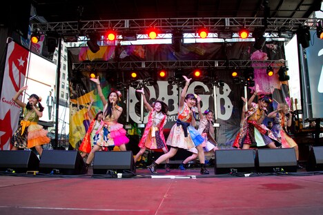 Cheeky Parade「CBGB」ライブの様子。