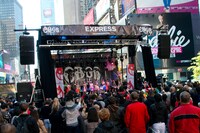 Cheeky Parade「CBGB」ライブの様子。