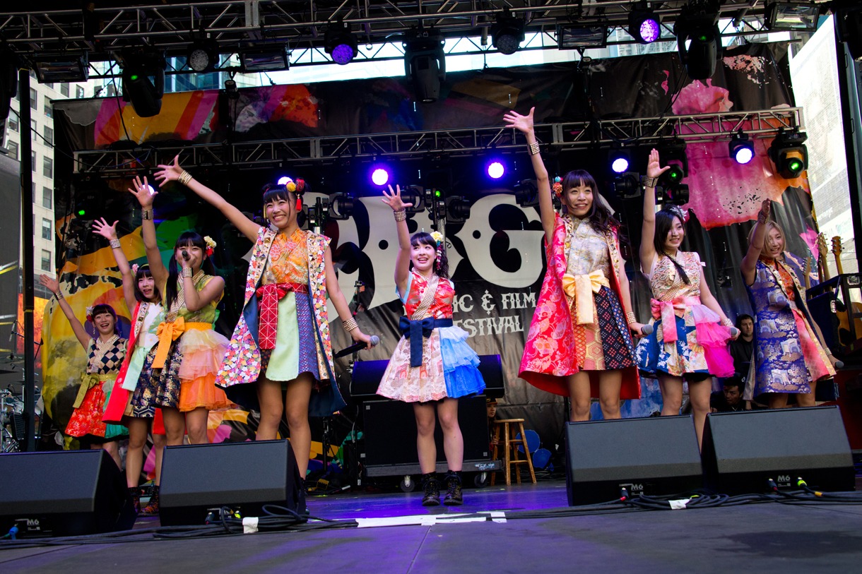 Cheeky Parade「CBGB」ライブの様子。