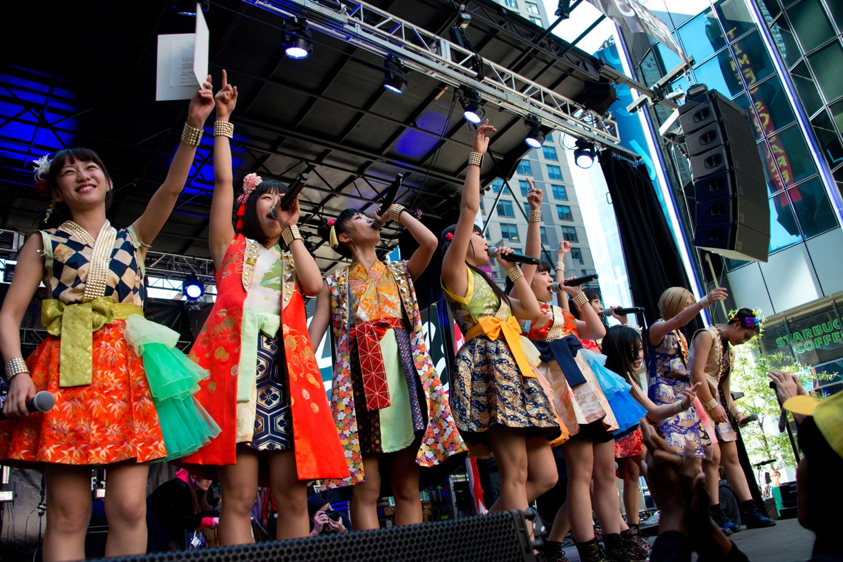 ライブが終わりオーディエンスへ挨拶するCheeky Parade。