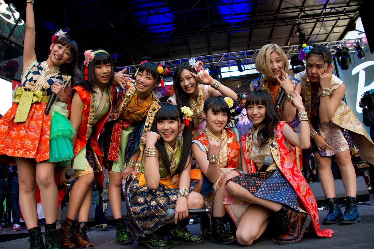 ステージで記念撮影するCheeky Parade。