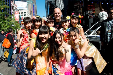 「CBGB」主催者のティム・ヘイズと記念撮影するCheeky Parade。