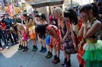 ライブが終わりツアーに参加したファンに感謝の言葉を語るCheeky Parade。