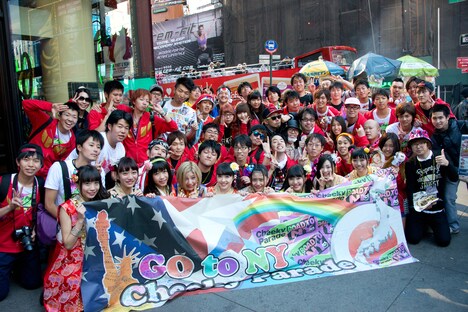 ツアー参加のファンと記念撮影するCheeky Parade。