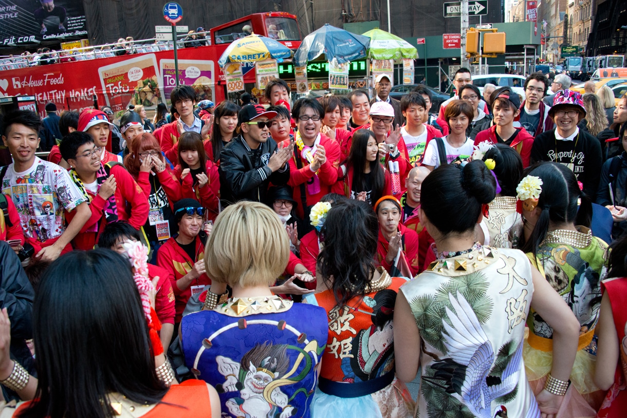 ライブが終わりツアーに参加したファンに感謝の言葉を語るCheeky Parade。