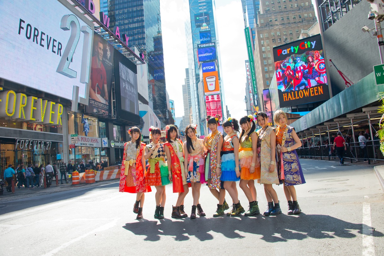 タイムズスクエアで撮影するCheeky Parade。