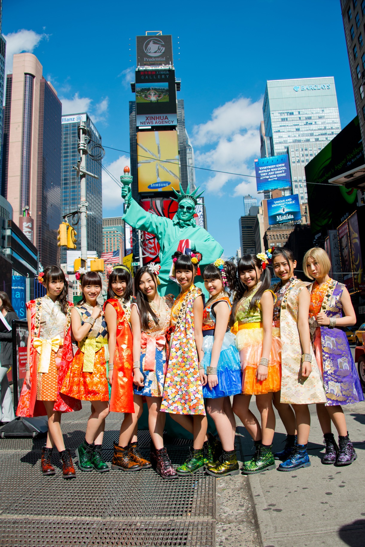 タイムズスクエアで撮影するCheeky Parade。