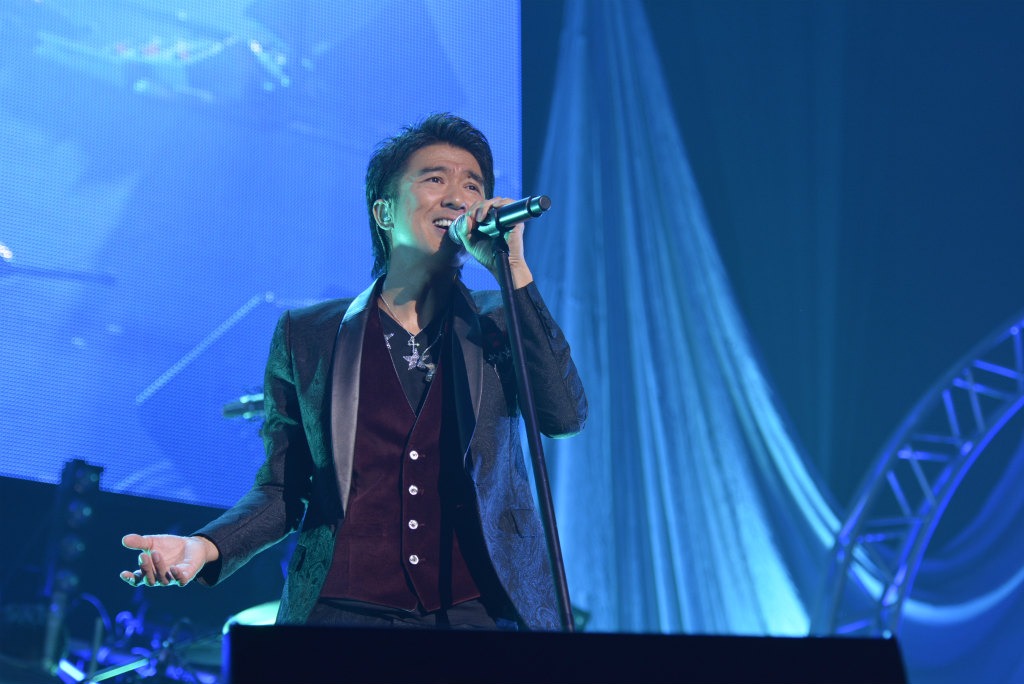 DEEN「DEEN LIVE JOY Special 日本武道館 2014」東京・日本武道館公演の模様。