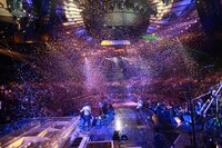 今週の人気画像10位は「X JAPAN、念願のNY単独公演で快挙達成」より、「X JAPAN『Madison Square Garden』ライブ」の様子。
