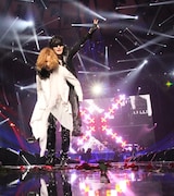 今週の人気画像9位は「X JAPAN、念願のNY単独公演で快挙達成」より、Toshl（Vo）を背負うYOSHIKI（Dr, Piano）。