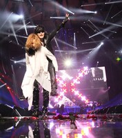 今週の人気画像9位は「X JAPAN、念願のNY単独公演で快挙達成」より、Toshl（Vo）を背負うYOSHIKI（Dr, Piano）。