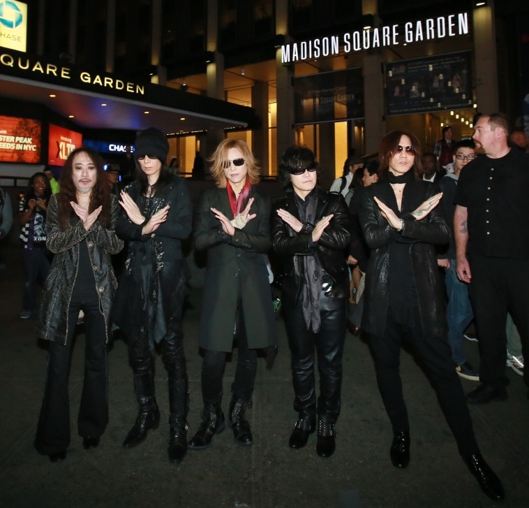 Madison Square Garden前で記念撮影をするX JAPANメンバー。