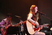 片平里菜のライブの様子。