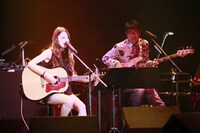 片平里菜のライブの様子。