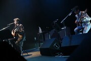 藤井フミヤのライブの様子。