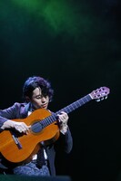 沖仁のライブの様子。