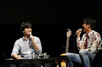 秦基博と亀田誠治によるトークの様子。