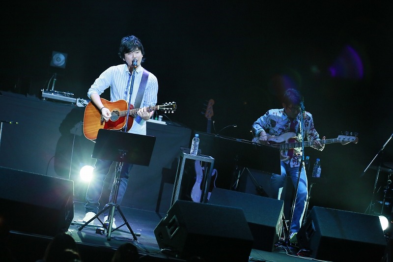 秦基博のライブの様子。