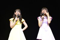 普段ステージの両端に立つ小西彩乃（左）と庄司芽生（右）によるステージ中央でのトーク。