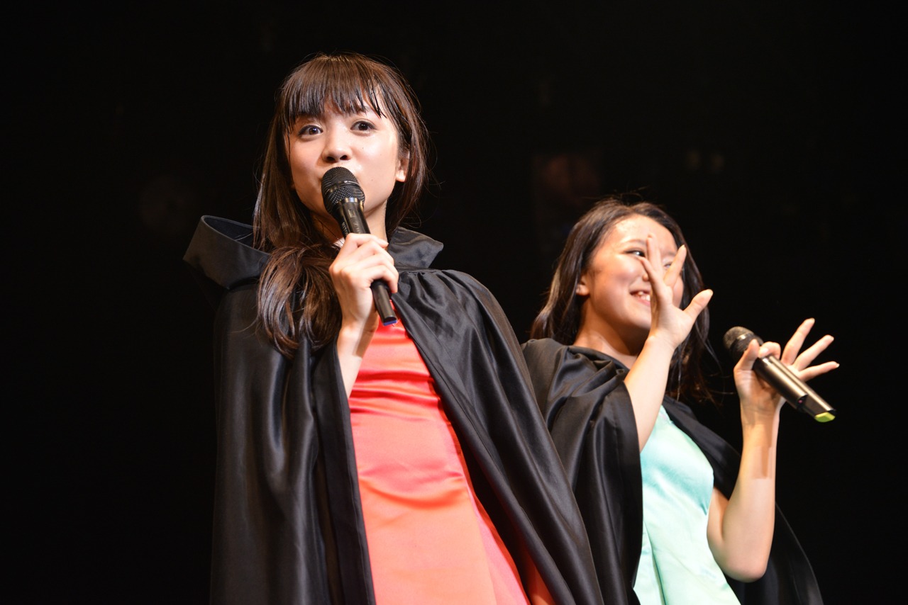 新井ひとみ（左）が話すタイでの思い出話を身振りで補足する中江友梨（右）。