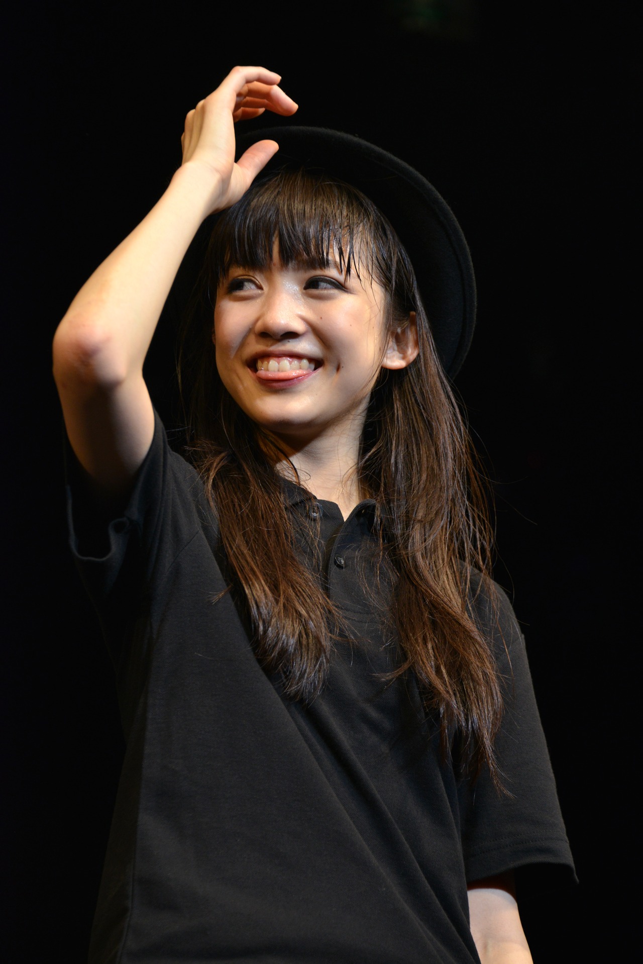東京女子流オリジナルグッズのポロシャツ＆ハットに着替えて登場した新井ひとみ。