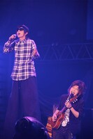 今週の人気画像7位は「コブクロ、すばる、スピッツ、金爆ら熱い競演」より、左から、コブクロの黒田俊介のマネをする喜矢武豊（ゴールデンボンバー）、小渕健太郎のマネをする鬼龍院翔（ゴールデンボンバー）。