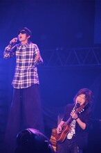 左から、コブクロの黒田俊介のマネをする喜矢武豊（ゴールデンボンバー）、小渕健太郎のマネをする鬼龍院翔（ゴールデンボンバー）。