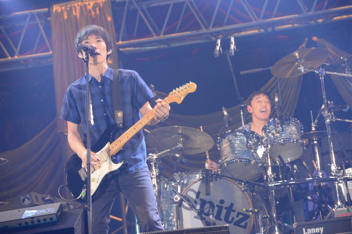 今週の人気画像6位は「コブクロ、すばる、スピッツ、金爆ら熱い競演」より、左から草野マサムネ、崎山龍男（ともにスピッツ）。