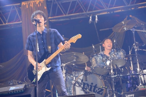 左から草野マサムネ、崎山龍男(ともにスピッツ)。