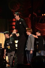 スティルトを履いて登場した黒田俊介（コブクロ）。