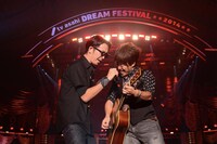 今週の人気画像3位は「コブクロ、すばる、スピッツ、金爆ら熱い競演」より、コブクロ。