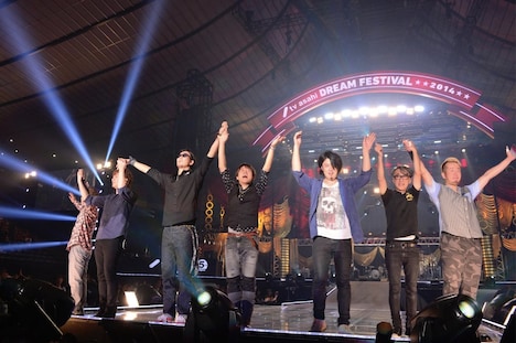 コブクロとバンドメンバー。