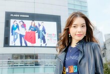 安田レイ。後ろはFlagsビル。