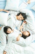 パジャマ姿で眠る小林歌穂、真山りか、柏木ひなた（写真上から時計回り）。