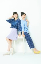 左から松野莉奈、小林歌穂。