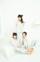 左から中山莉子、廣田あいか、安本彩花。