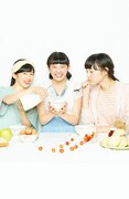 左から真山りか、柏木ひなた、松野莉奈。