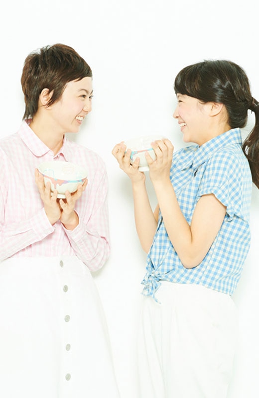 左から安本彩花、中山莉子。