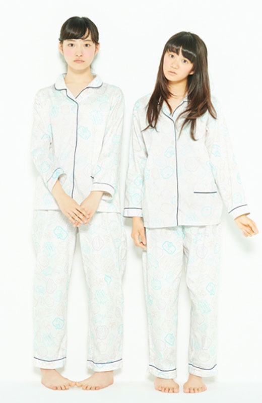 左から松野莉奈、星名美怜。