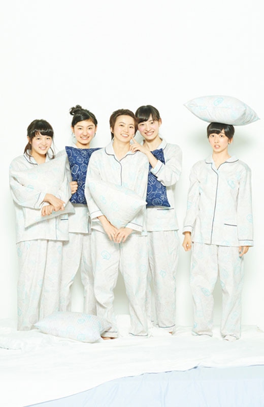 左から中山莉子、小林歌穂、安本彩花、松野莉奈、真山りか。