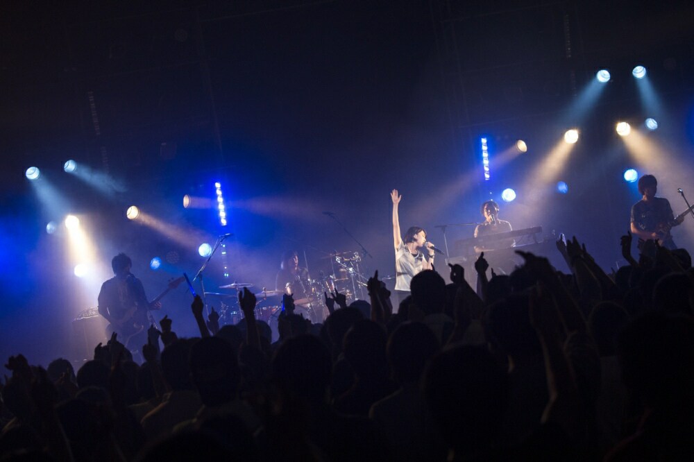 自治医科大学学園祭でライブを行った家入レオ。