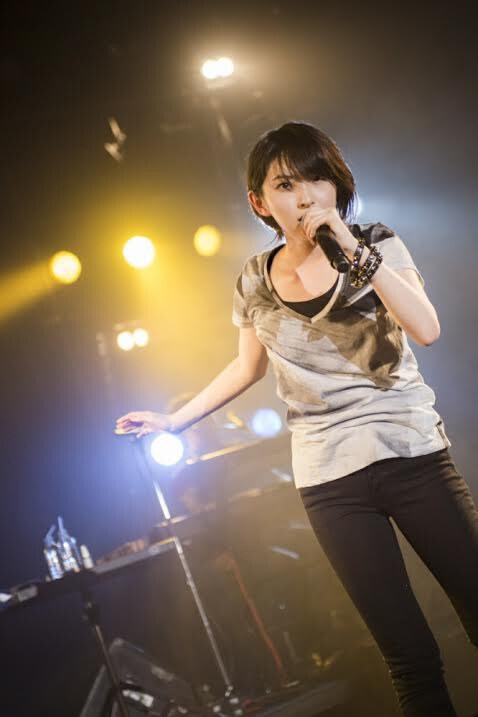 自治医科大学学園祭でライブを行った家入レオ。