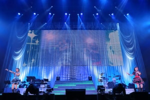 「Day of the future」をカバーする中村繪里子と沼倉愛美。