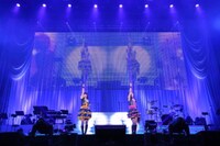 「9:02pm」をカバーする下田麻美と原由実。