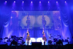 「9:02pm」をカバーする下田麻美と原由実。