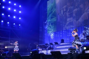 「livE」をカバーする平田宏美と沼倉愛美。