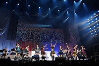 サプライズゲスト茅原実里とMCを繰り広げる8人の出演陣。