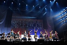 サプライズゲスト茅原実里とMCを繰り広げる8人の出演陣。