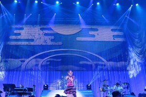 「ふたつの月」を歌う原由実。